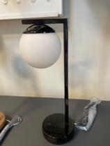 Abajur luminária de mesa moderna cor Onix/preto brilho com globo leitoso 1G9 Bivolt - OldArtisan