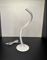 Abajur Luminária de mesa onda branco Led 3.000k bivolt cabo entrada USB - Studioluce Abajur Luminária de mesa onda branco Led 3.000k bivolt cabo entrada USB - Studioluce