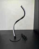 Abajur/Luminária de mesa preta led formato onda 3.000k Led bivolt cabo entrada USB - Studioluce