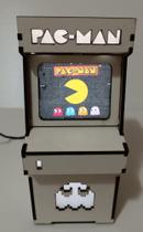 Abajur temática Pac Man formato fliperama com fonte e iluminação interna