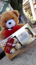 Abraço de urso Com Chocolates ferrero roche Abraço de urso Com Chocolates ferrero roche