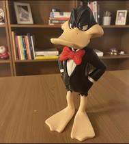 Action Figure Patolino Estiloso Edição Colecionador Design premium perfeito para vitrines, mesas e estantes 25 cm