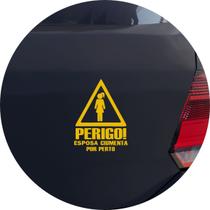 Adesivo de Carro Perigo Esposa Ciumenta Por Perto - Cor Amarelo