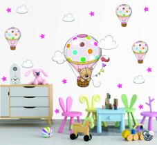 Adesivo de Parede Ursinho no balão e balões coloridos