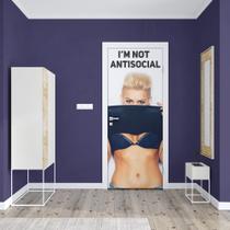 Adesivo de Porta Mulher Levantando a Blusa