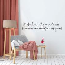 Adesivo Decorativo Frase Abundância Entra na Minha Vida de Maneiras Milagrosas Decoração Sala