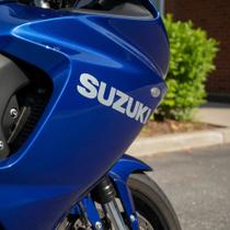 Adesivo Emblema Spoiler GSXR Compatível Suzuki Prata Adesivo Emblema Spoiler GSXR Compatível Suzuki Prata