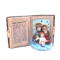 Adorno de Mesa Livro Sagrada Família com Oração Resina 13cm x 9cm