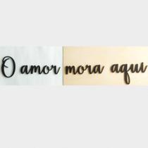 Adorno De Parede O Amor Mora Aqui - Cor: Preto - 60 cm comprimento Adorno De Parede O Amor Mora Aqui - Cor: Preto - 60 cm comprimento