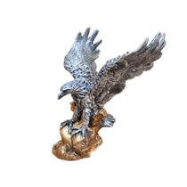 Águia Pequena Asa Aberta De Resina Prata Com Base Dourada