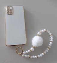 Alça Cordão Celular Em Pérolas Mão Pulso Com Pompom Branco/ Dourado