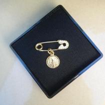 Alfinete Cravejado Para Bebê C/ Pingente São Bento Banhado