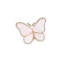 Alfinetes de broche: borboleta elegante com concha branca no centro da pérola