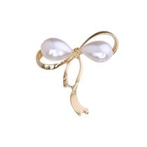 Alfinetes de broche: elegante laço com detalhes em pérolas, liga dourada