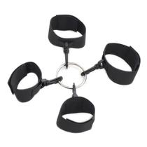 Algemas em Nylon para mãos e pés em formato de X unidos por anel em metal. Algemas em Nylon para mãos e pés em formato de X unidos por anel em metal.