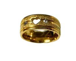 Aliança 8mm Com Coração Vazado e Zircônias Diamantada Banhada Dourada