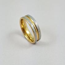 Aliança aço inox dourada e prateada diamantada com friso 6mm