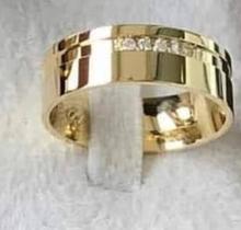 Aliança de moedas antigas, com frizo e pedra de zirconia. Feminino. Aliança de moedas antigas, com frizo e pedra de zirconia. Feminino.