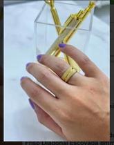 Aliança escovada de aço inoxidável 316L Dourada boleada 1 friso diagonal escovada 8mm presente casamento noivado compromisso namoro saquinho dourado