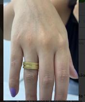 Aliança escovada de aço inoxidável 316L Dourada boleada 1 friso diagonal escovada 8mm presente casamento noivado compromisso namoro saquinho dourado