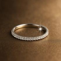 Aliança fina em legitma prata 925 e cravejada de Zirconia