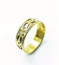Aliança Larga Com Desenhos Em Relevo Banho Ouro 18k 1903 Aliança Larga Com Desenhos Em Relevo Banho Ouro 18k 1903