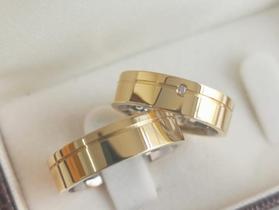 Aliança ouro 18k com diamante