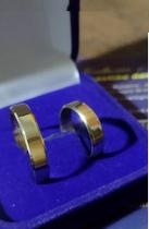 Alianças 5mm Reta com Kina de Ouro 18 Kilates Peso 6 Gramas