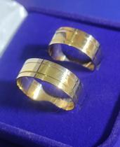 Alianças Ouro 18 kilates Detahes ouro Branco18 kilates 7 Gramas 6.5 mm