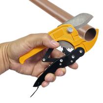 Alicate Corta Canos PVC Com Sistema Catraca Corta Até 42mm (1.5/8”) Cortes Rápidos e Padronizados Alicate Corta Canos PVC Com Sistema Catraca Corta Até 42mm (1.5/8”) Cortes Rápidos e Padronizados