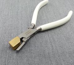 Alicate Mazbot para Fechamento de Laços em V 12,7 cm com Mandíbulas de Latão Alicate Mazbot para Fechamento de Laços em V 12,7 cm com Mandíbulas de Latão