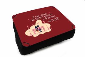 Almofada Bandeja Laptop use Sala E no Meio de Tanta Gente