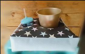 ALMOFADA com suporte de Pipoca e Bebidas preta com estrelas brancas, ALMOFADA com suporte de Pipoca e Bebidas preta com estrelas brancas,
