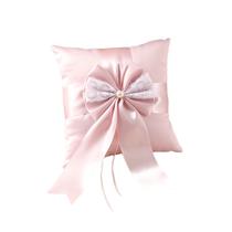 Almofada de aliança de casamento de cetim elegante com renda e rosa pérola