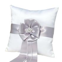 Almofada de aliança de casamento elegante de cetim branco com laço e pérola