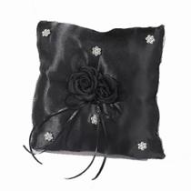 Almofada de aliança de casamento elegante de cetim preto com rosas e cristais