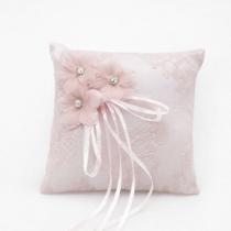 Almofada de aliança de casamento elegante de renda rosa com decoração floral