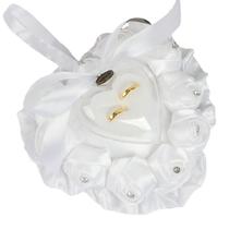 Almofada de aliança de casamento elegante em forma de coração de vidro branco acetinado