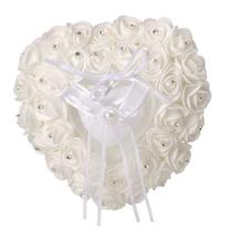 Almofada de aliança de casamento em forma de coração com rosas brancas e pérolas