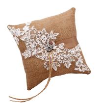 Almofada de aliança de casamento rústica com laço e renda 20x20cm marrom