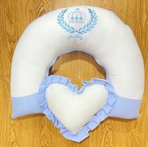 Almofada De Amamentação acompanha uma almofada em formato de coração.