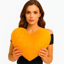 Almofada de Coração Pelúcia Pelo Curto Amarelo Para Decoração Novadecora