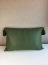 Almofada de Couro Snake Dupla Face com Pingente 35 x 52 cm Almofada de Couro Snake Dupla Face com Pingente 35 x 52 cm