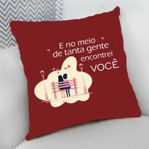 Almofada Decorativa Cheia c/ Zíper 40x40 com ziper E no Meio de Tanta Gente Almofada Decorativa Cheia c/ Zíper 40x40 com ziper E no Meio de Tanta Gente