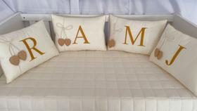 Almofada Decorativa Personalizada Bordada com Inicial do Nome Dourada Almofada Decorativa Personalizada Bordada com Inicial do Nome Dourada