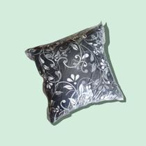 Almofada Estampada flores em preto e branco 40x40 c/ espuma em flocos, em Poliéster - Rose Cortinas