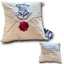 ALMOFADA FIBRA VELUDO 40X40CM CARTA HOGWARTS Ean :7908011753355