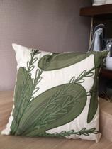 Almofada Linho aplique Rami c/ Aplique 52 x 52 cm Almofada Linho aplique Rami c/ Aplique 52 x 52 cm