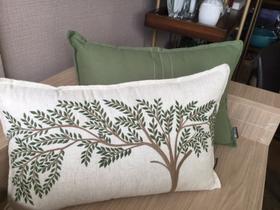 Almofada Linho Bege bordado fino Verde c/ borda 35 x 52 cm Almofada Linho Bege bordado fino Verde c/ borda 35 x 52 cm