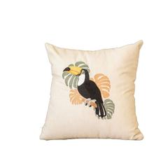 Almofada Linho Bordada Tucano 45x45cm Com Enchimento Almofada Linho Bordada Tucano 45x45cm Com Enchimento